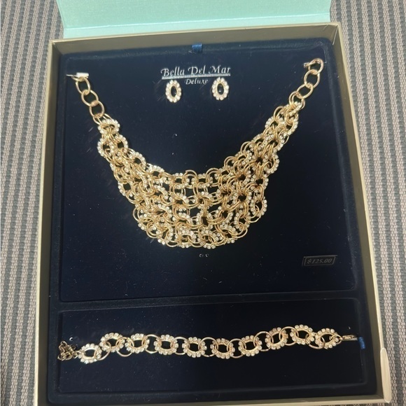 Jewelry - Bella deal mar  necklace set